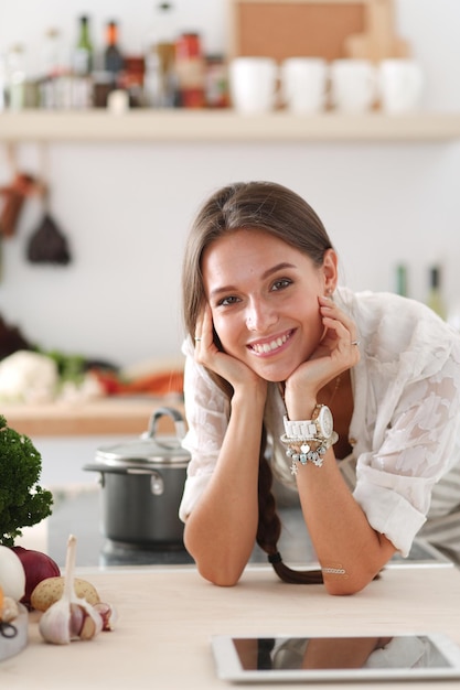 Zadowolony kucharz-domowy